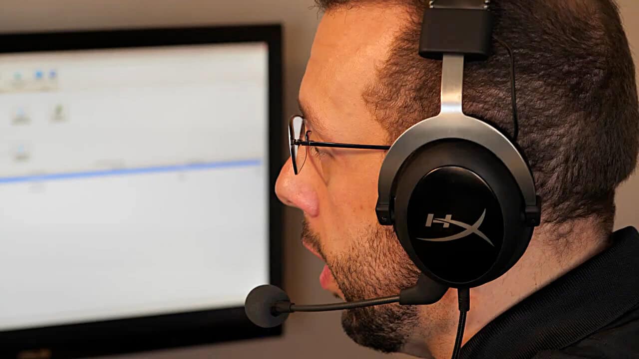 Man1-Supporting Customer On The Phone